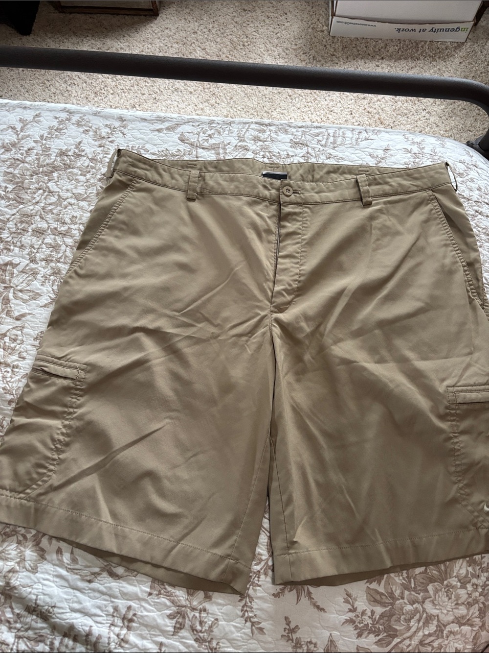 Nike Men's Cargo Shorts in Khaki